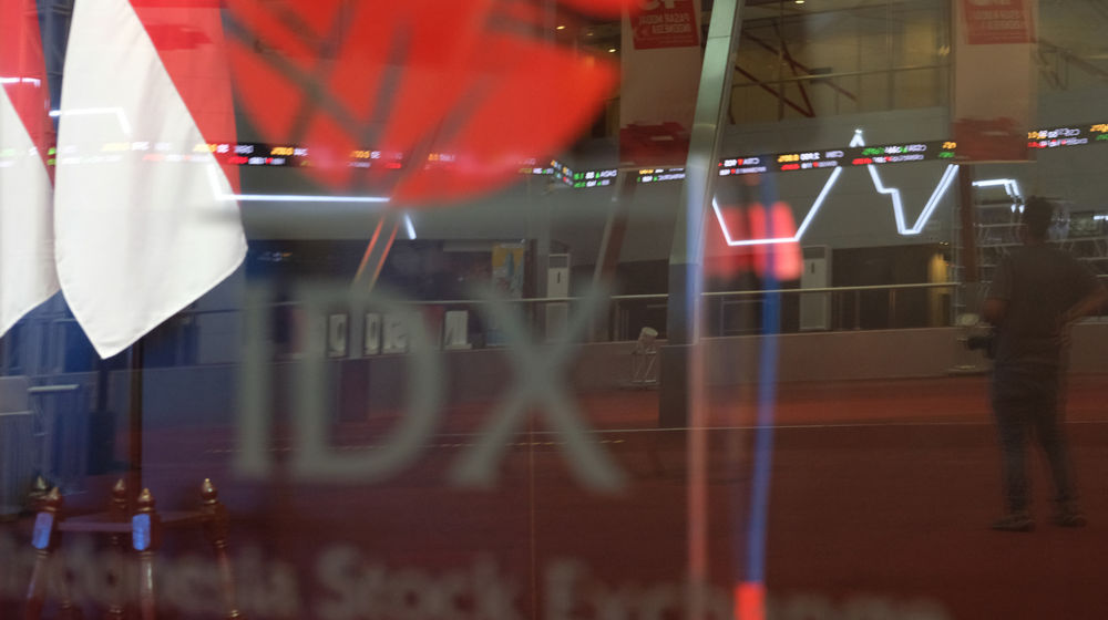 <p>Pewarta mengamati layar pergerakan Indeks Harga Saham Gabungan (IHSG) di Gedung Bursa Efek Indonesia (BEI) Jakarta, Jum’at, 20 November 2020. Foto: Ismail Pohan/TrenAsia</p>
