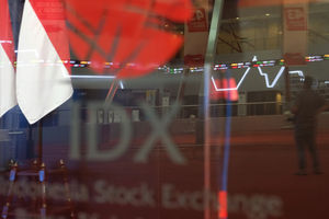 <p>Pewarta mengamati layar pergerakan Indeks Harga Saham Gabungan (IHSG) di Gedung Bursa Efek Indonesia (BEI) Jakarta, Jum’at, 20 November 2020. Foto: Ismail Pohan/TrenAsia</p>
