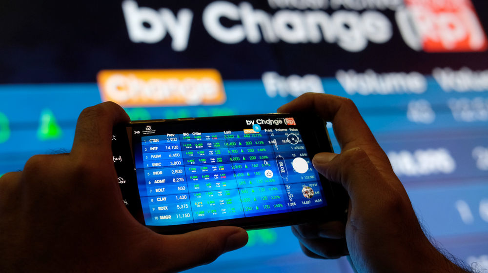 <p>Pewarta mengambil gambar monitor pergerakan Indeks Harga Saham Gabungan (IHSG) di Gedung Bursa Efek Indonesia (BEI) Jakarta, Jum’at, 20 November 2020. Foto: Ismail Pohan/TrenAsia</p>
