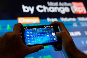 <p>Pewarta mengambil gambar monitor pergerakan Indeks Harga Saham Gabungan (IHSG) di Gedung Bursa Efek Indonesia (BEI) Jakarta, Jum’at, 20 November 2020. Foto: Ismail Pohan/TrenAsia</p>
