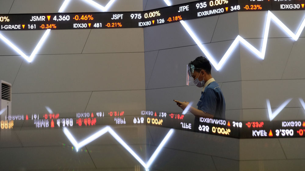 <p>Karyawan beraktivitas dengan latar belakang pergerakan Indeks Harga Saham Gabungan (IHSG) di Gedung Bursa Efek Indonesia (BEI) Jakarta, Jum’at, 20 November 2020. Foto: Ismail Pohan/TrenAsia</p>