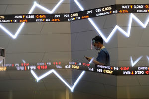 <p>Karyawan beraktivitas dengan latar belakang pergerakan Indeks Harga Saham Gabungan (IHSG) di Gedung Bursa Efek Indonesia (BEI) Jakarta, Jum’at, 20 November 2020. Foto: Ismail Pohan/TrenAsia</p>
