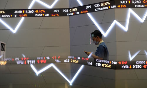 <p>Karyawan beraktivitas dengan latar belakang pergerakan Indeks Harga Saham Gabungan (IHSG) di Gedung Bursa Efek Indonesia (BEI) Jakarta, Jum’at, 20 November 2020. Foto: Ismail Pohan/TrenAsia</p>
