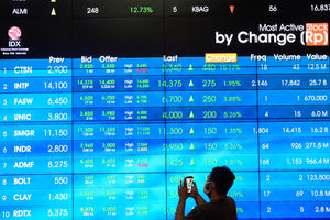 <p>Pewarta memgambil gambar monitor pergerakan Indeks Harga Saham Gabungan (IHSG) di Gedung Bursa Efek Indonesia (BEI) Jakarta, Jum’at, 20 November 2020. Foto: Ismail Pohan/TrenAsia</p>
