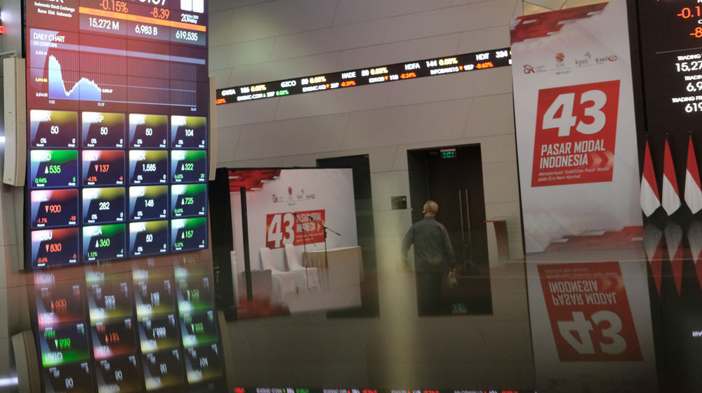 <p>Karyawan beraktivitas dengan latar belakang layar pergerakan Indeks Harga Saham Gabungan (IHSG) di Gedung Bursa Efek Indonesia (BEI) Jakarta, Jum’at, 20 November 2020. Foto: Ismail Pohan/TrenAsia</p>
