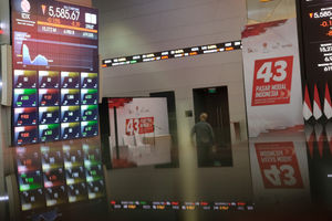 <p>Karyawan beraktivitas dengan latar belakang layar pergerakan Indeks Harga Saham Gabungan (IHSG) di Gedung Bursa Efek Indonesia (BEI) Jakarta, Jum’at, 20 November 2020. Foto: Ismail Pohan/TrenAsia</p>
