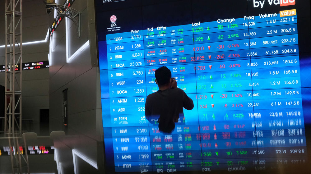 <p>Pewarta mengamati layar pergerakan Indeks Harga Saham Gabungan (IHSG) di Gedung Bursa Efek Indonesia (BEI) Jakarta, Jum’at, 20 November 2020. Foto: Ismail Pohan/TrenAsia</p>
