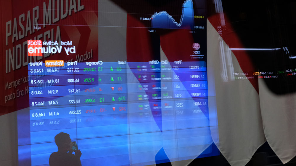 <p>Pewarta mengamati layar pergerakan Indeks Harga Saham Gabungan (IHSG) di Gedung Bursa Efek Indonesia (BEI) Jakarta, Jum’at, 20 November 2020. Foto: Ismail Pohan/TrenAsia</p>
