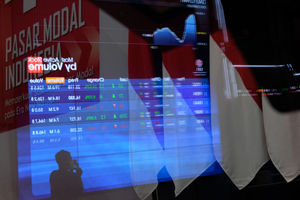 <p>Pewarta mengamati layar pergerakan Indeks Harga Saham Gabungan (IHSG) di Gedung Bursa Efek Indonesia (BEI) Jakarta, Jum’at, 20 November 2020. Foto: Ismail Pohan/TrenAsia</p>
