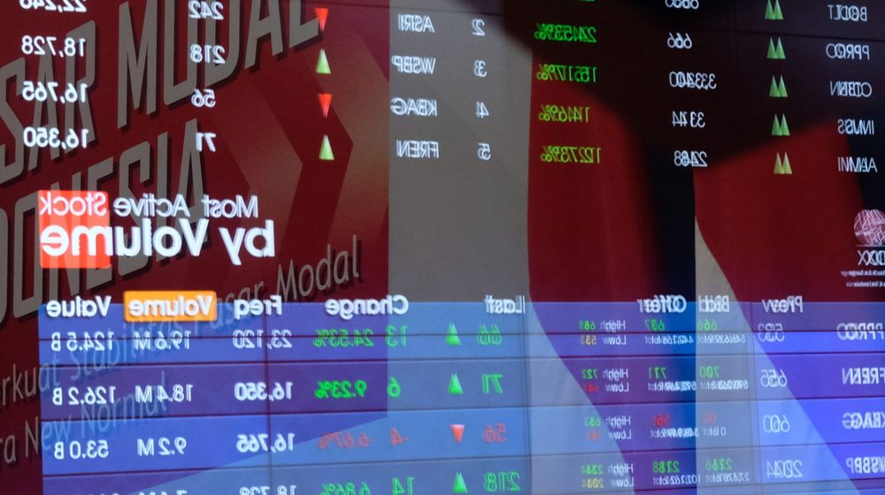 <p>Pewarta mengambil gambar layar pergerakan Indeks Harga Saham Gabungan (IHSG) di Gedung Bursa Efek Indonesia (BEI) Jakarta, Jum’at, 20 November 2020. Foto: Ismail Pohan/TrenAsia</p>
