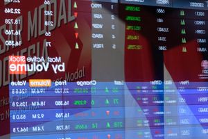 <p>Pewarta mengambil gambar layar pergerakan Indeks Harga Saham Gabungan (IHSG) di Gedung Bursa Efek Indonesia (BEI) Jakarta, Jum’at, 20 November 2020. Foto: Ismail Pohan/TrenAsia</p>
