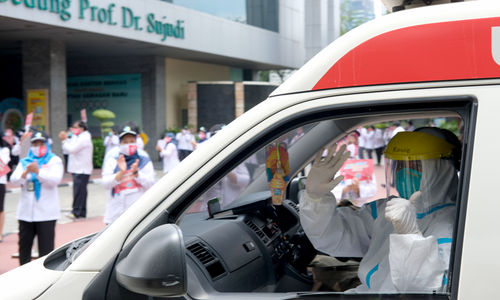 <p>Petugas medis melambaikan tangan kepada jajaran karyawan Kementerian Kesehatan (Kemenkes) yang melakukan aksi tepuk tangan di depan Gedung Kemenkes, Rasuna Said, Kuningan, Jakarta, Kamis, 12 November 2020. Foto: Ismail Pohan/TrenAsia</p>
