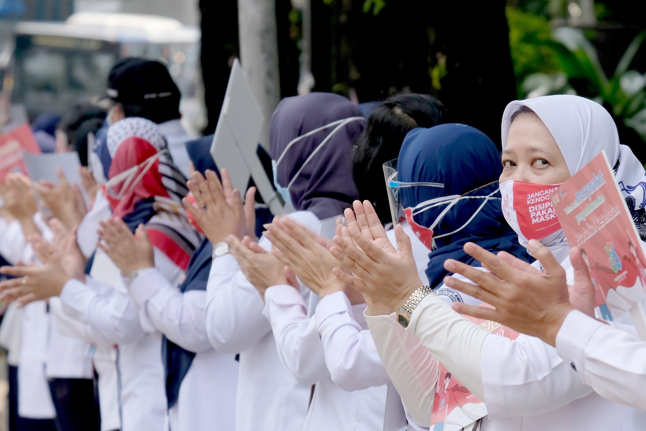 <p>Jajaran karyawan Kementerian Kesehatan (Kemenkes) melakukan aksi tepuk tangan di depan Gedung Kemenkes, Rasuna Said, Kuningan, Jakarta, Kamis, 12 November 2020. Foto: Ismail Pohan/TrenAsia</p>

