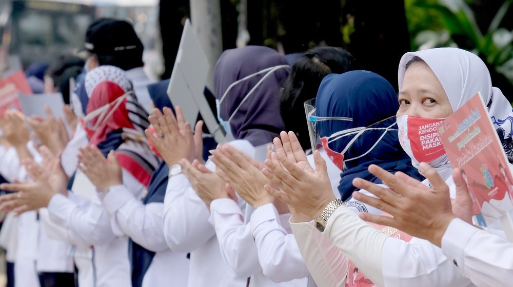 <p>Jajaran karyawan Kementerian Kesehatan (Kemenkes) melakukan aksi tepuk tangan di depan Gedung Kemenkes, Rasuna Said, Kuningan, Jakarta, Kamis, 12 November 2020. Foto: Ismail Pohan/TrenAsia</p>
