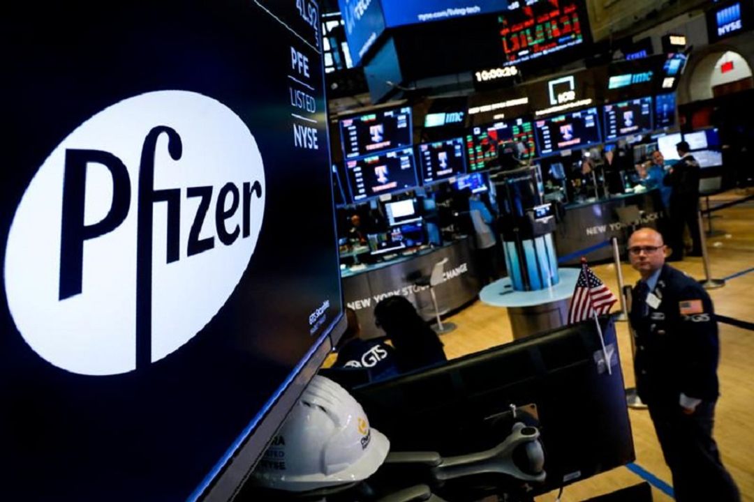<p>Ilustrasi vaksin Pfizer dan gerak harga saham di pasar modal Amerika Serikat / Reuters</p>
