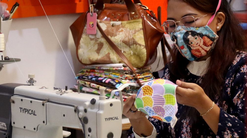 <p>Perajin menyelesaikan produksi masker gambar karakter di industri rumahan Yesya Frita Indonesia, Kota Tangerang, Banten, Jum’at, 27 November 2020. Foto: Ismail Pohan/TrenAsia</p>
