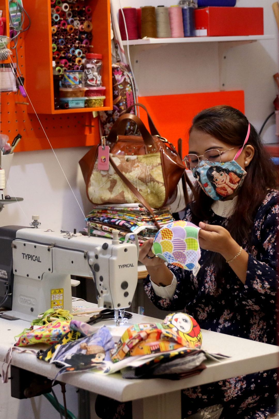 <p>Perajin menyelesaikan produksi masker gambar karakter di industri rumahan Yesya Frita Indonesia, Kota Tangerang, Banten, Jum&#8217;at, 27 November 2020. Foto: Ismail Pohan/TrenAsia</p>
