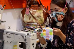 <p>Perajin menyelesaikan produksi masker gambar karakter di industri rumahan Yesya Frita Indonesia, Kota Tangerang, Banten, Jum’at, 27 November 2020. Foto: Ismail Pohan/TrenAsia</p>
