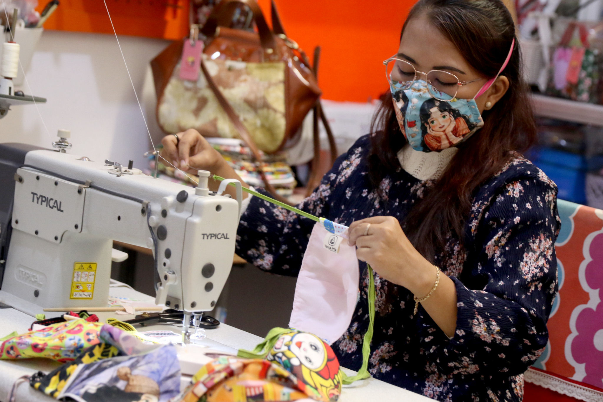<p>Perajin menyelesaikan produksi masker gambar karakter di industri rumahan Yesya Frita Indonesia, Kota Tangerang, Banten, Jum&#8217;at, 27 November 2020. Foto: Ismail Pohan/TrenAsia</p>

