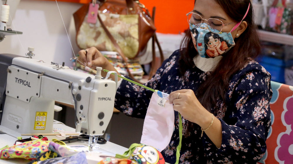 <p>Perajin menyelesaikan produksi masker gambar karakter di industri rumahan Yesya Frita Indonesia, Kota Tangerang, Banten, Jum’at, 27 November 2020. Foto: Ismail Pohan/TrenAsia</p>
