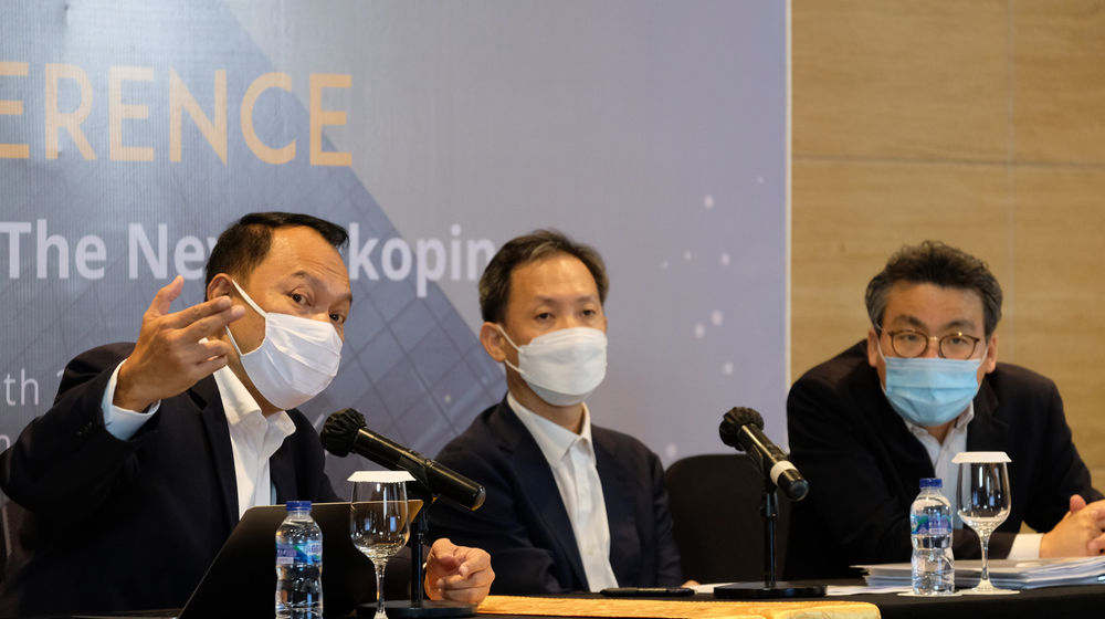 <p>Direktur Utama Bank Bukopin Rivan A. Purwantono (kiri), Chief Financial Officer, Senghyup Sin (tengah), dan Chief Strategic Officer, Jikyu Jang (kanan) berbincang disela-sela Konferensi Pers Virtual dengan Tema “Transformasi Menuju Bukopin Baru” di Jakarta, Senin, 30 November 2020. Foto: Ismail Pohan/TrenAsia</p>
