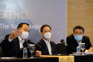 <p>Direktur Utama Bank Bukopin Rivan A. Purwantono (kiri), Chief Financial Officer, Senghyup Sin (tengah), dan Chief Strategic Officer, Jikyu Jang (kanan) berbincang disela-sela Konferensi Pers Virtual dengan Tema “Transformasi Menuju Bukopin Baru” di Jakarta, Senin, 30 November 2020. Foto: Ismail Pohan/TrenAsia</p>