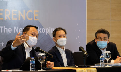 <p>Direktur Utama Bank Bukopin Rivan A. Purwantono (kiri), Chief Financial Officer, Senghyup Sin (tengah), dan Chief Strategic Officer, Jikyu Jang (kanan) berbincang disela-sela Konferensi Pers Virtual dengan Tema “Transformasi Menuju Bukopin Baru” di Jakarta, Senin, 30 November 2020. Foto: Ismail Pohan/TrenAsia</p>
