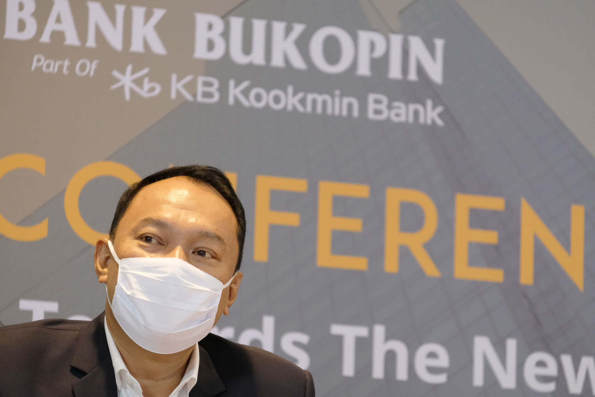 <p>Direktur Utama Bank Bukopin Rivan A. Purwantono saat hadir dalam Konferensi Pers Virtual dengan Tema &#8220;Transformasi Menuju Bukopin Baru” di Jakarta, Senin, 30 November 2020. Foto: Ismail Pohan/TrenAsia</p>
