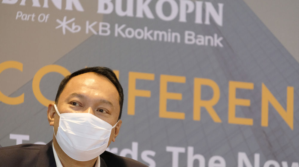 <p>Direktur Utama Bank Bukopin Rivan A. Purwantono saat hadir dalam Konferensi Pers Virtual dengan Tema “Transformasi Menuju Bukopin Baru” di Jakarta, Senin, 30 November 2020. Foto: Ismail Pohan/TrenAsia</p>
