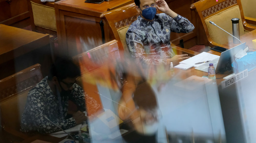 <p>Menteri Pendidikan dan Kebudayaan, Nadiem Makarim saat mengikuti rapat kerja dengan Komisi X DPR di Komplek Parlemen Senayan, Jakarta, Senin, 16 November 2020. Foto: Ismail Pohan/TrenAsia</p>
