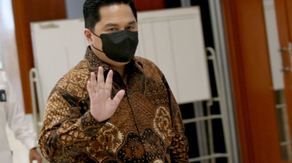 <p>Menteri Badan Usaha Milik Negara (BUMN) Erick Thohir saat akan mengikuti rapat kerja dengan Komisi xI DPR di Kompleks Parlemen, Senayan, Jakarta, Senin, 30 November 2020. Foto: Ismail Pohan/TrenAsia</p>
