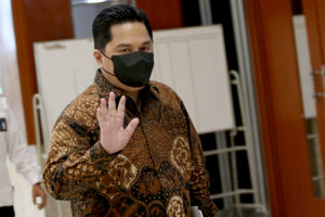 <p>Menteri Badan Usaha Milik Negara (BUMN) Erick Thohir saat akan mengikuti rapat kerja dengan Komisi xI DPR di Kompleks Parlemen, Senayan, Jakarta, Senin, 30 November 2020. Foto: Ismail Pohan/TrenAsia</p>
