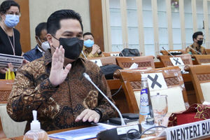 <p>Menteri Badan Usaha Milik Negara (BUMN) Erick Thohir saat akan mengikuti rapat kerja dengan Komisi XI DPR di Kompleks Parlemen, Senayan, Jakarta, Senin, 30 November 2020. Foto: Ismail Pohan/TrenAsia</p>
