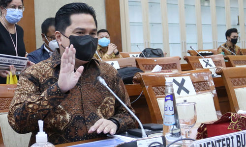 <p>Menteri Badan Usaha Milik Negara (BUMN) Erick Thohir saat akan mengikuti rapat kerja dengan Komisi XI DPR di Kompleks Parlemen, Senayan, Jakarta, Senin, 30 November 2020. Foto: Ismail Pohan/TrenAsia</p>
