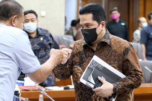 <p>Menteri Badan Usaha Milik Negara (BUMN) Erick Thohir saat akan mengikuti rapat kerja dengan Komisi XI DPR di Kompleks Parlemen, Senayan, Jakarta, Senin, 30 November 2020. Foto: Ismail Pohan/TrenAsia</p>