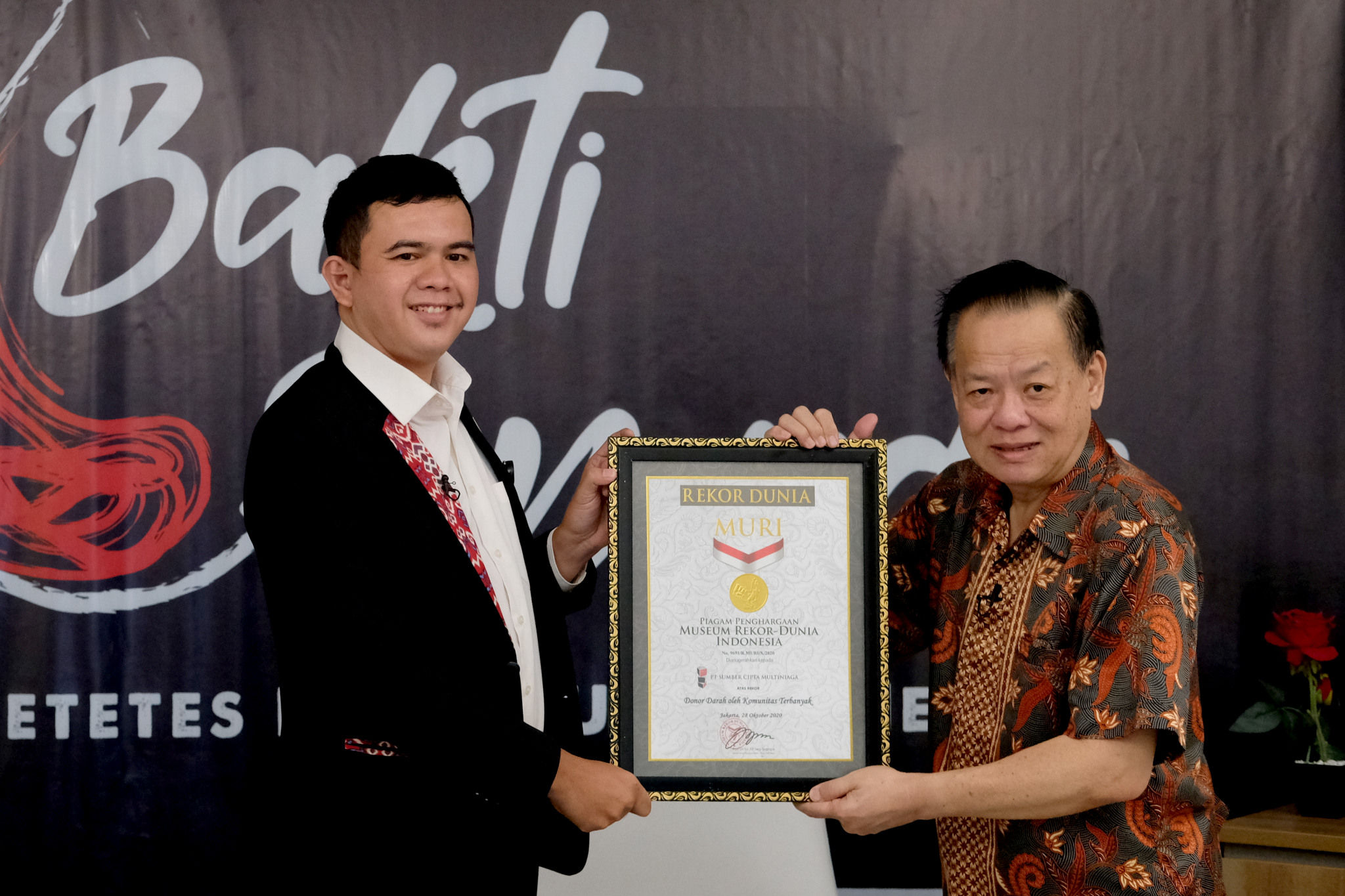 <p>Bapak Komunitas Djarum, Suharto (kanan) menerima sertifikat penghargaan rekor dari Manager MURI, Ridho Al Amin (kiri) untuk rekor donor darah terbanyak Kolaborasi Komunitas Indonesia Timur di Jakarta, Sabtu, 7 November 2020. Foto: Ismail Pohan/TrenAsia</p>
