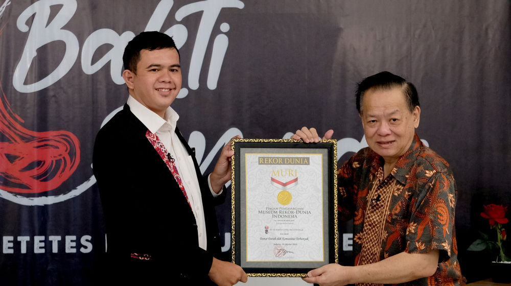 <p>Bapak Komunitas Djarum, Suharto (kanan) menerima sertifikat penghargaan rekor dari Manager MURI, Ridho Al Amin (kiri) untuk rekor donor darah terbanyak Kolaborasi Komunitas Indonesia Timur di Jakarta, Sabtu, 7 November 2020. Foto: Ismail Pohan/TrenAsia</p>
