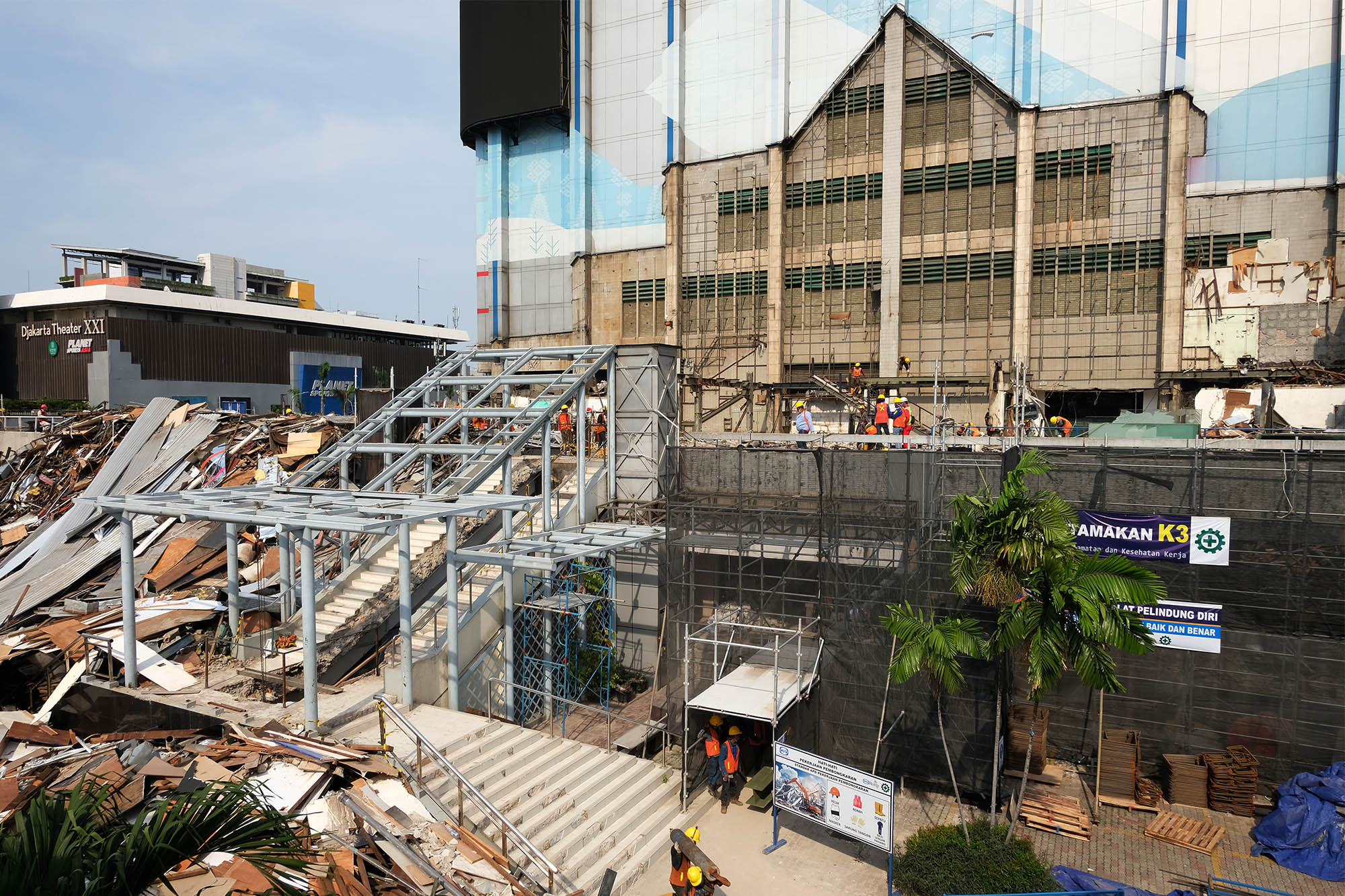 <p>Suasana pekerja melakukan pembongkaran bangunan gedung pusat perbelanjaan Sarinah yang direnovasi di Jalan MH Thamrin, Jakarta Pusat, Selasa, 3 November 2020. Foto: Ismail Pohan/TrenAsia</p>
