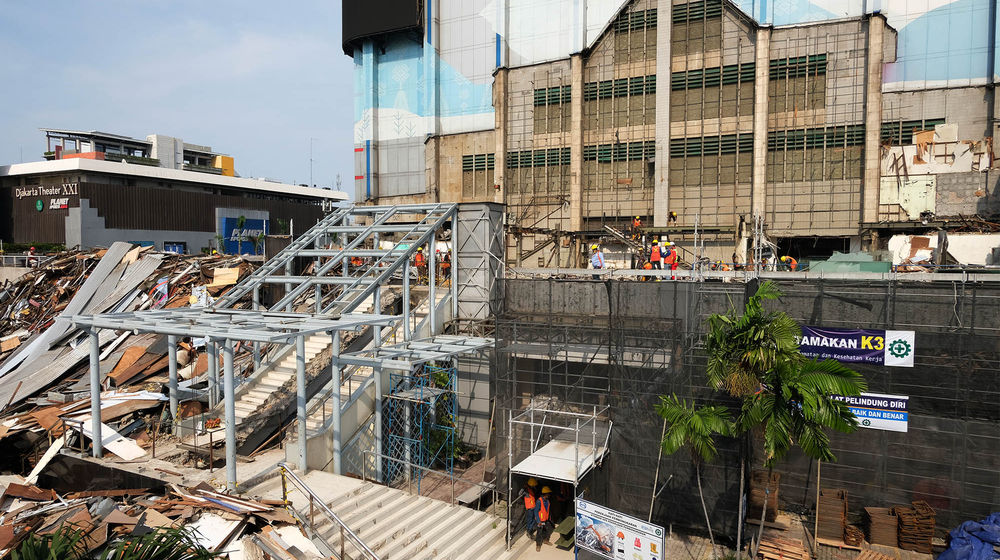 <p>Suasana pekerja melakukan pembongkaran bangunan gedung pusat perbelanjaan Sarinah yang direnovasi di Jalan MH Thamrin, Jakarta Pusat, Selasa, 3 November 2020. Foto: Ismail Pohan/TrenAsia</p>
