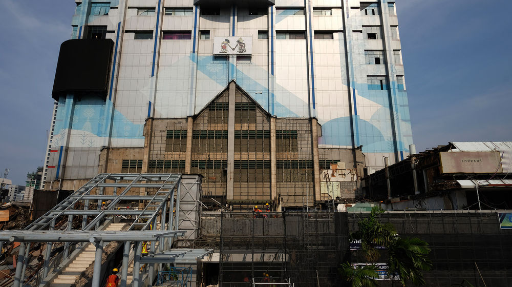 <p>Suasana pekerja melakukan pembongkaran bangunan gedung pusat perbelanjaan Sarinah yang direnovasi di Jalan MH Thamrin, Jakarta Pusat, Selasa, 3 November 2020. Foto: Ismail Pohan/TrenAsia</p>
