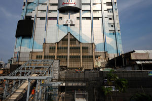 <p>Suasana pekerja melakukan pembongkaran bangunan gedung pusat perbelanjaan Sarinah yang direnovasi di Jalan MH Thamrin, Jakarta Pusat, Selasa, 3 November 2020. Foto: Ismail Pohan/TrenAsia</p>
