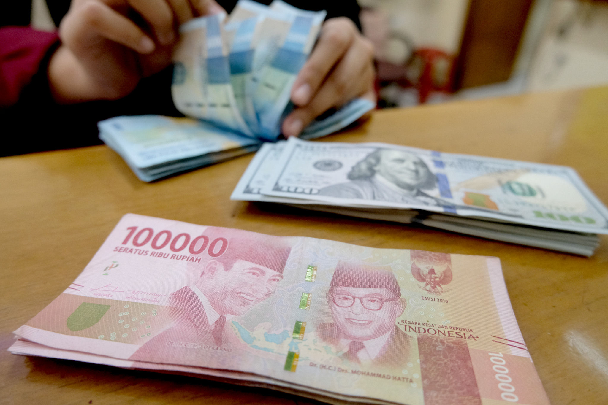 <p>Karyawan menghitung mata uang Rupiah di salah satu tempat penukaran uang atau Money Changer di kawasan Melawai, Jakarta, Senin, 9 November 2020. Foto: Ismail Pohan/TrenAsia</p>
