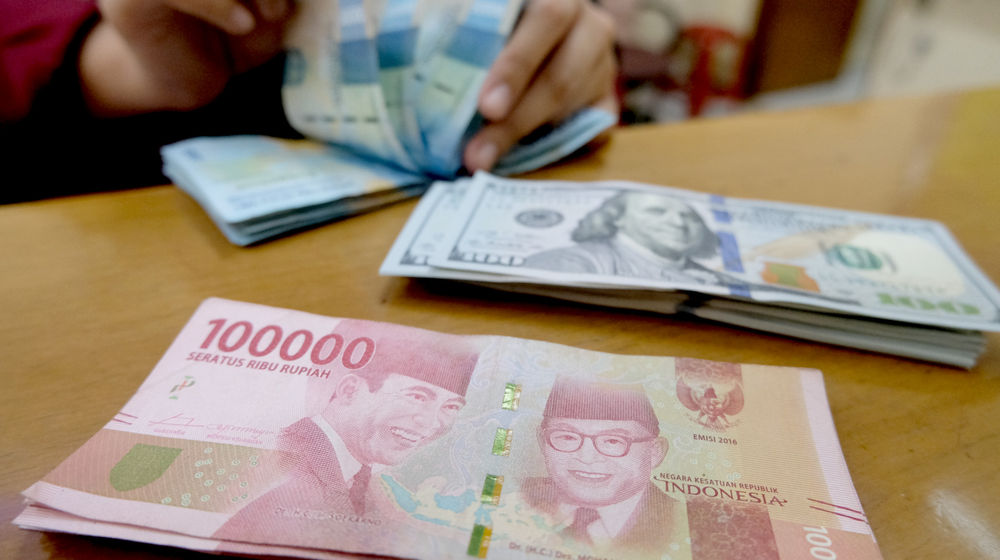 <p>Karyawan menghitung mata uang Rupiah di salah satu tempat penukaran uang atau Money Changer di kawasan Melawai, Jakarta, Senin, 9 November 2020. Foto: Ismail Pohan/TrenAsia</p>
