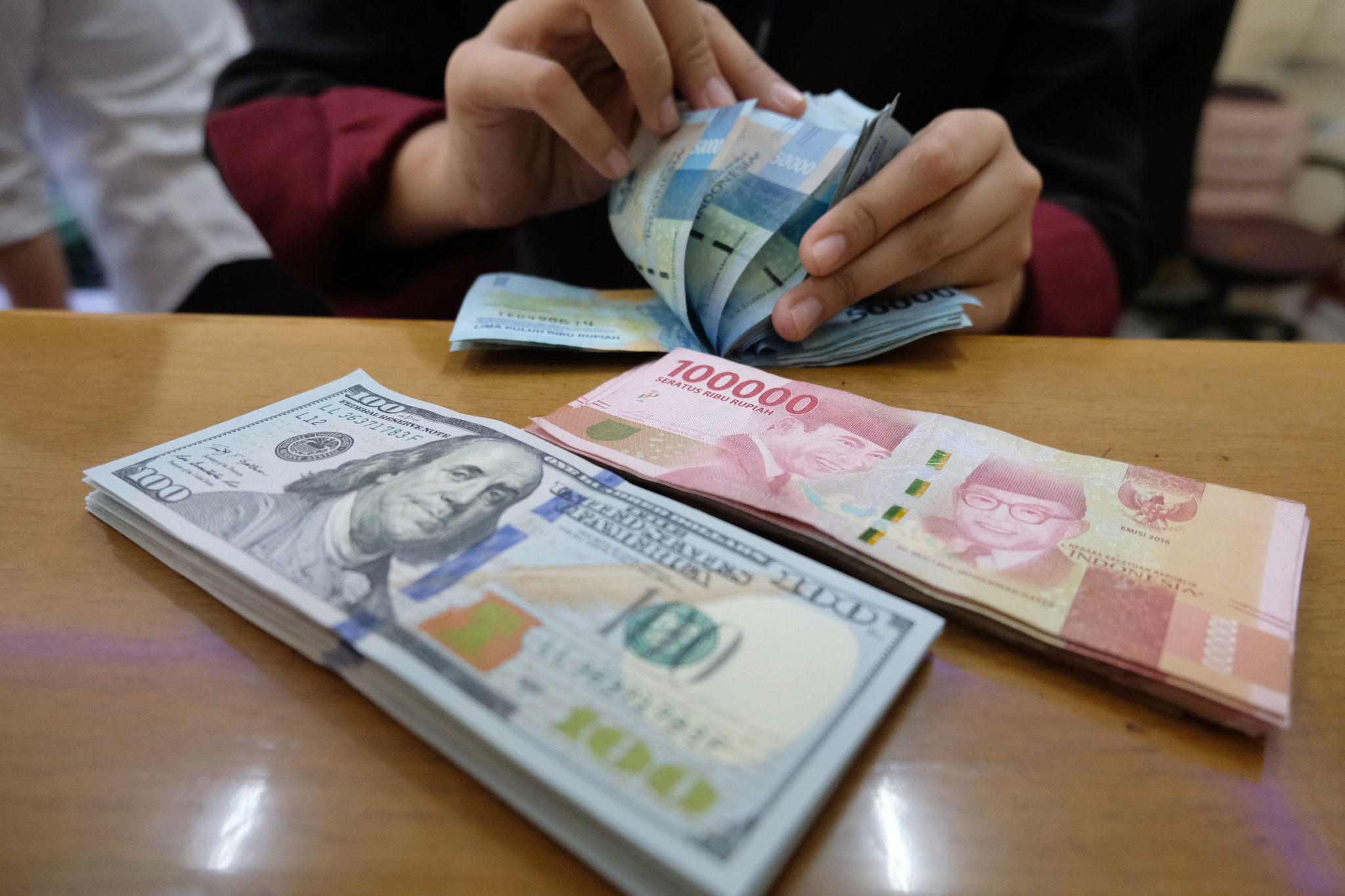 <p>Karyawan menghitung mata uang Rupiah di salah satu tempat penukaran uang atau Money Changer di kawasan Melawai, Jakarta, Senin, 9 November 2020. Foto: Ismail Pohan/TrenAsia</p>
