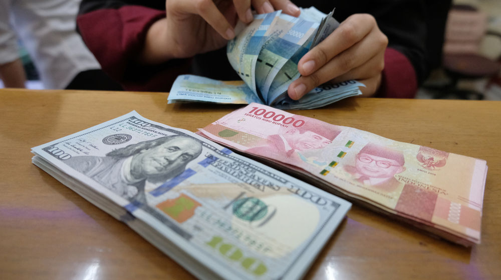 <p>Karyawan menghitung mata uang Rupiah di salah satu tempat penukaran uang atau Money Changer di kawasan Melawai, Jakarta, Senin, 9 November 2020. Foto: Ismail Pohan/TrenAsia</p>
