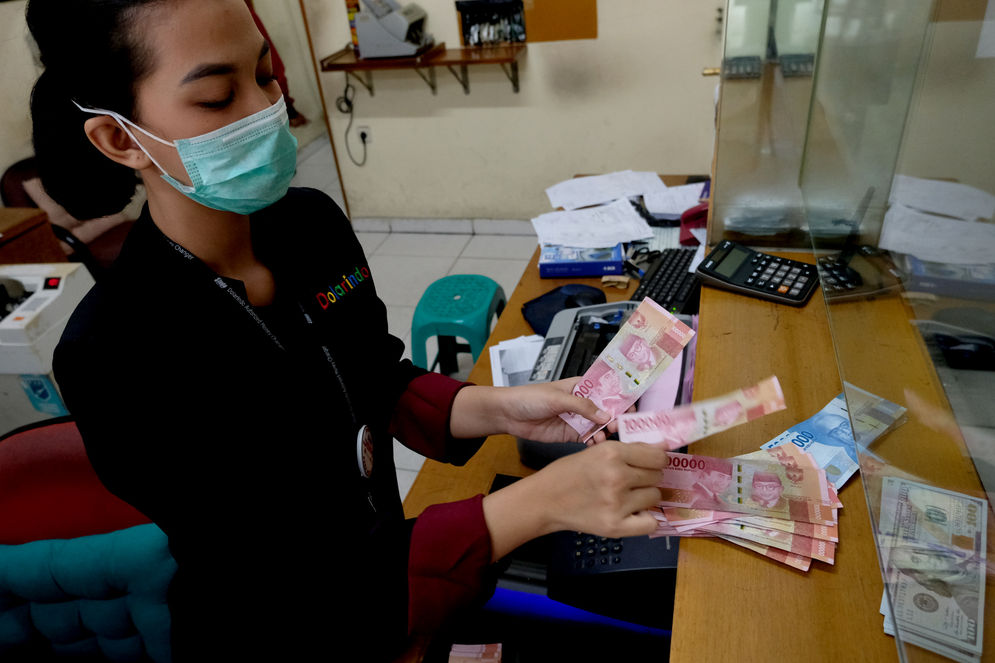 Pasar Cermati Penanganan Krisis Perbankan dan Suku Bunga, Rupiah Diprediksi Sedikit Tertekan Hari Ini 