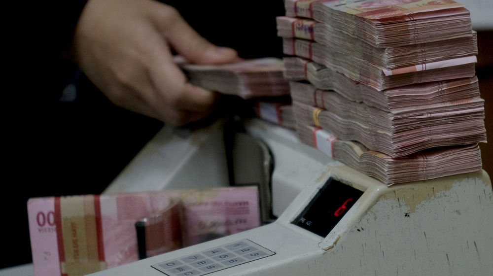 <p>Karyawan menghitung mata uang Rupiah di salah satu tempat penukaran uang atau Money Changer di kawasan Melawai, Jakarta, Senin, 9 November 2020. Foto: Ismail Pohan/TrenAsia</p>
