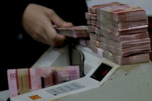 <p>Karyawan menghitung mata uang Rupiah di salah satu tempat penukaran uang atau Money Changer di kawasan Melawai, Jakarta, Senin, 9 November 2020. Foto: Ismail Pohan/TrenAsia</p>
