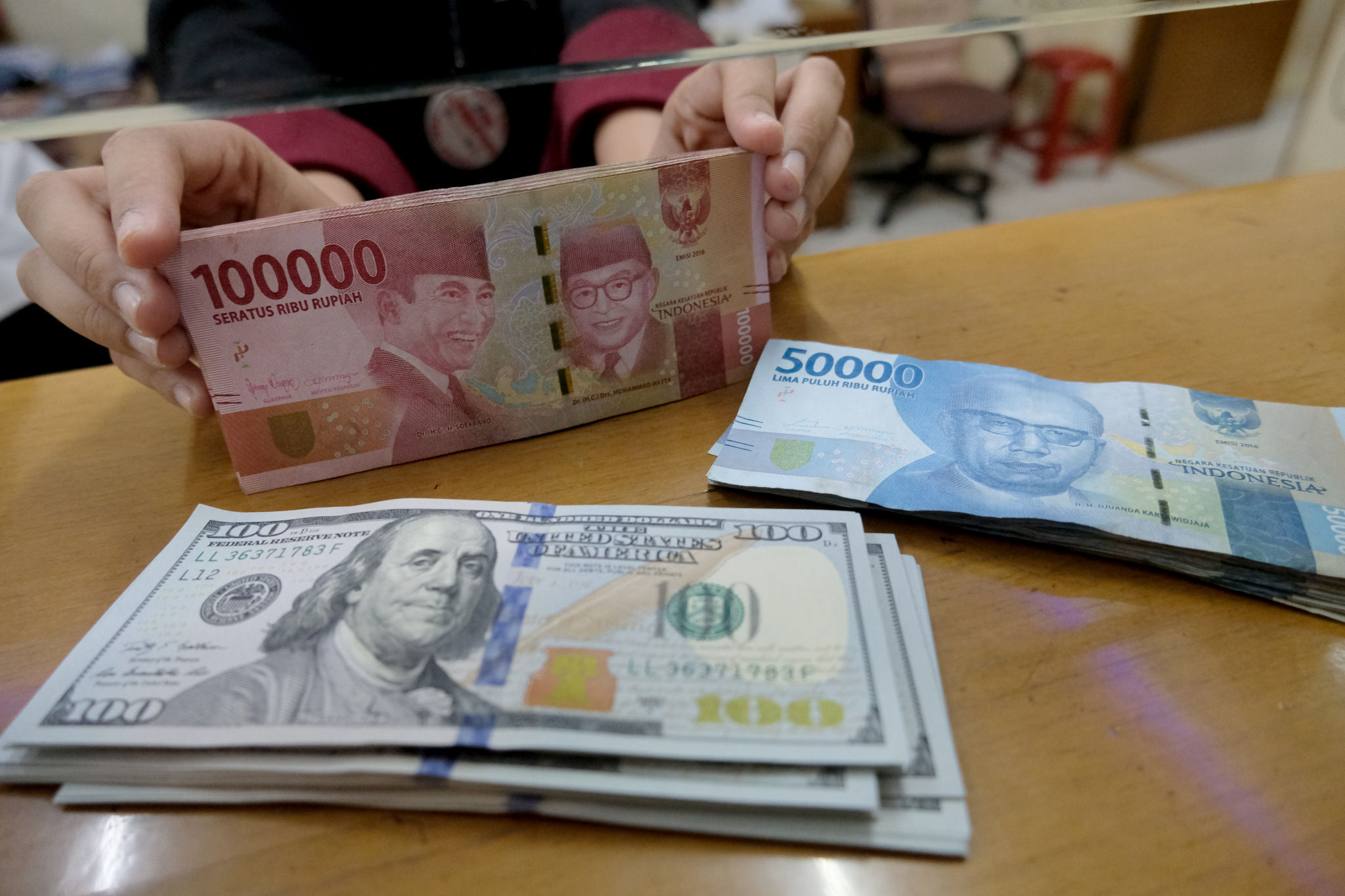 <p>Karyawan menghitung mata uang Rupiah di salah satu tempat penukaran uang atau Money Changer di kawasan Melawai, Jakarta, Senin, 9 November 2020. Foto: Ismail Pohan/TrenAsia</p>
