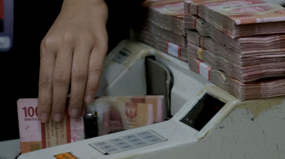 <p>Karyawan menghitung mata uang Rupiah di salah satu tempat penukaran uang atau Money Changer di kawasan Melawai, Jakarta, Senin, 9 November 2020. Foto: Ismail Pohan/TrenAsia</p>
